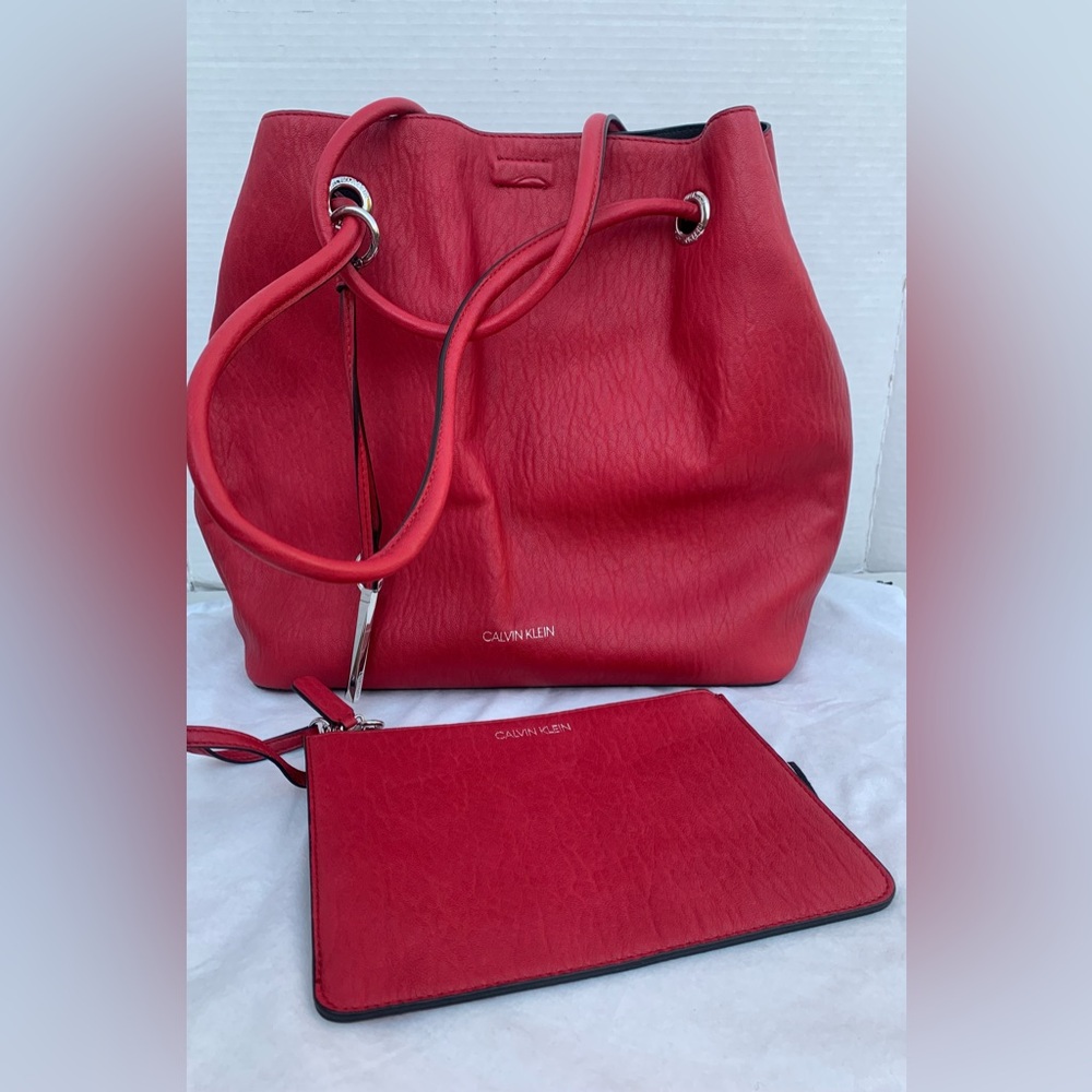 Calvin Klein Gabrianna Red Tote Bucket Bag NWOT + Free La Mer Beauty Bag - Picture 4 of 10